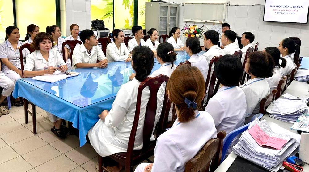 Cùng với việc phát động phong trào thi đua, rất cần thêm những chính sách chia sẻ áp lực với lao động nữ ngành y tế. Ảnh: Công đoàn Bệnh viện Đà Nẵng
