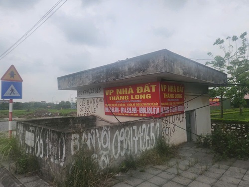 Một điểm đặt biển quảng cáo mua bán, ký gửi đất tại khu tái định cư. Ảnh: Minh Hạnh