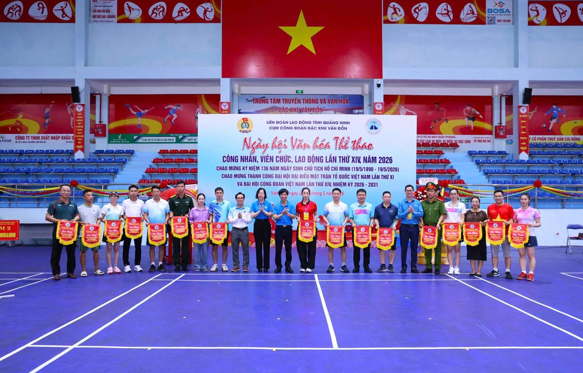Các đại biểu trao cờ lưu niệm cho các đội tham gia Ngày hội. Ảnh: Đoàn Hưng