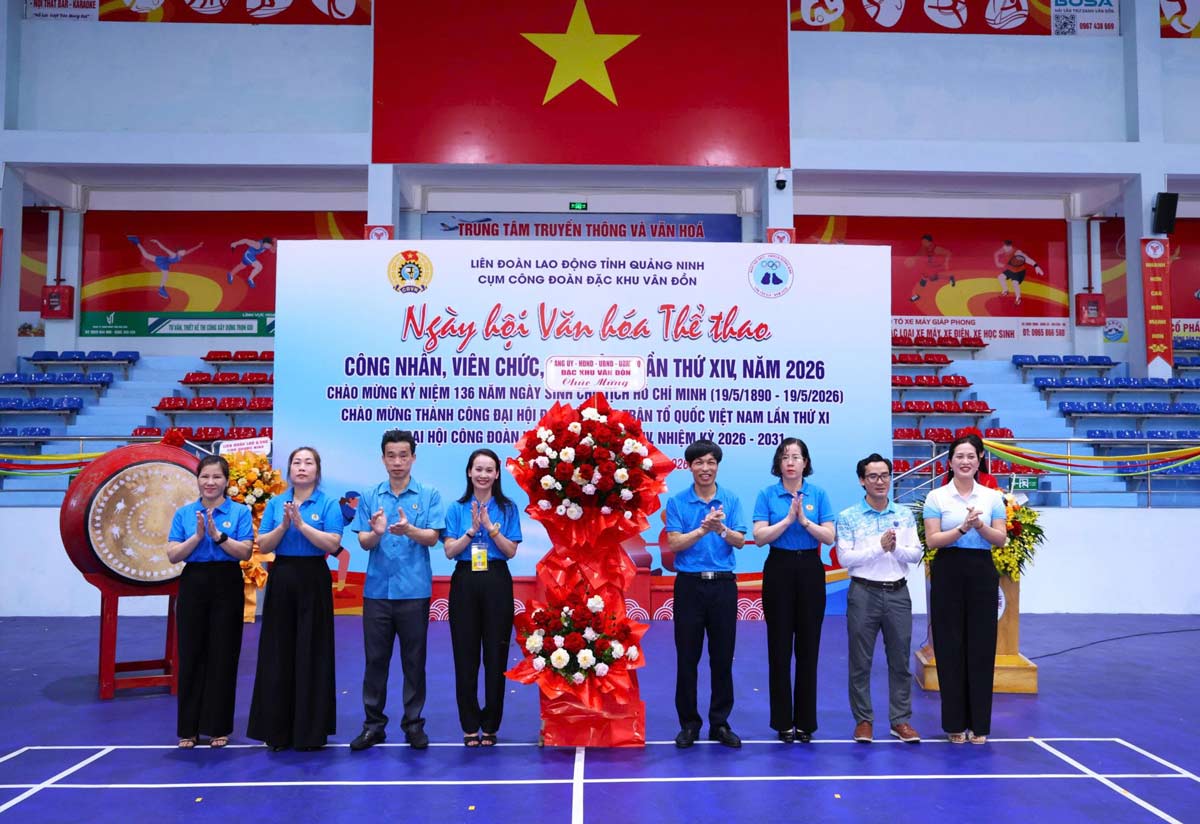 Lãnh đạo đặc khu Vân Đồn tặng hoa chức mừng Ngày hội. Ảnh: Đoàn Hưng