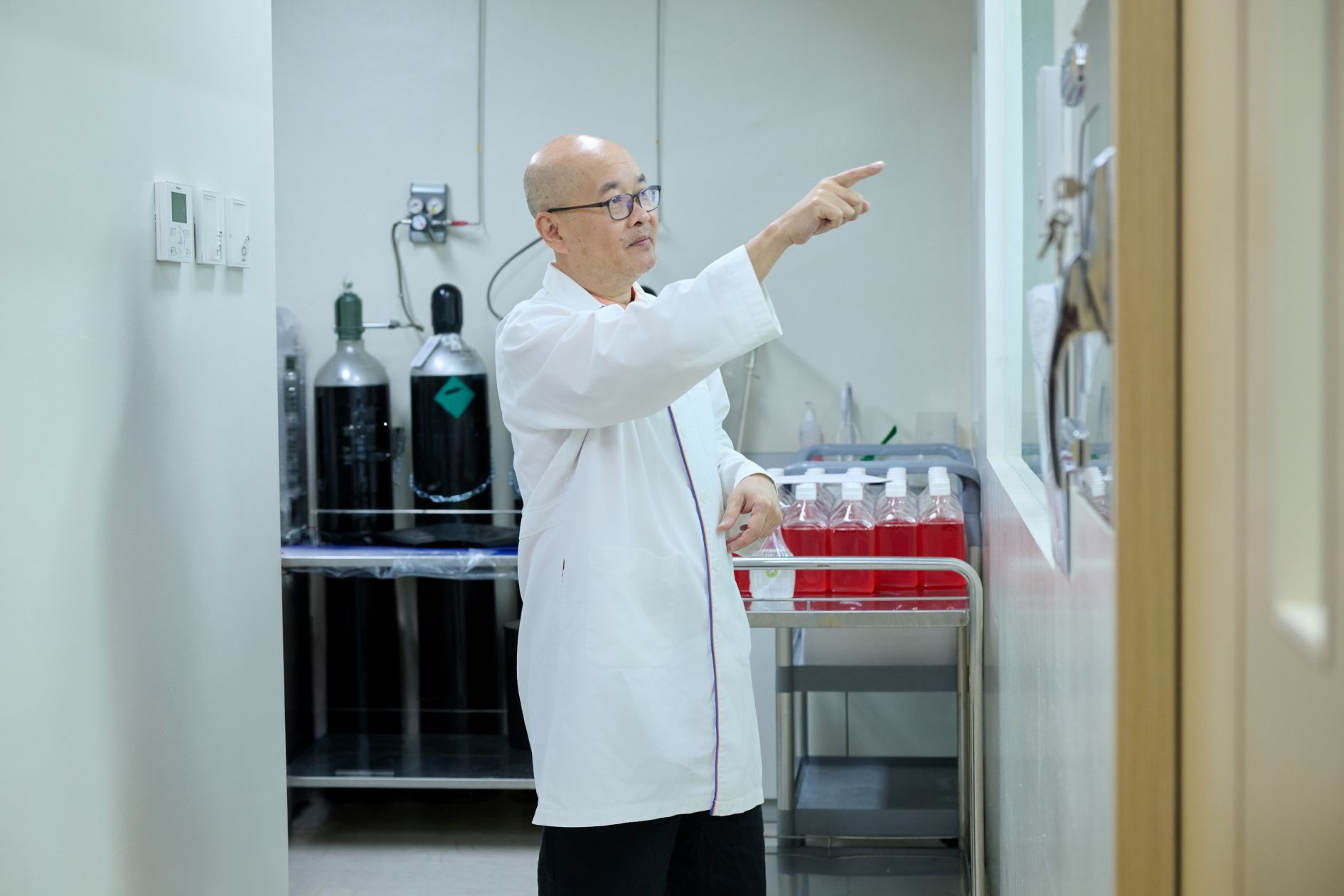 PGS. Thắng luôn trăn trở về triết lý sự sống tiếp nối từ “rác thải y học“. Ảnh: Hồng Anh 