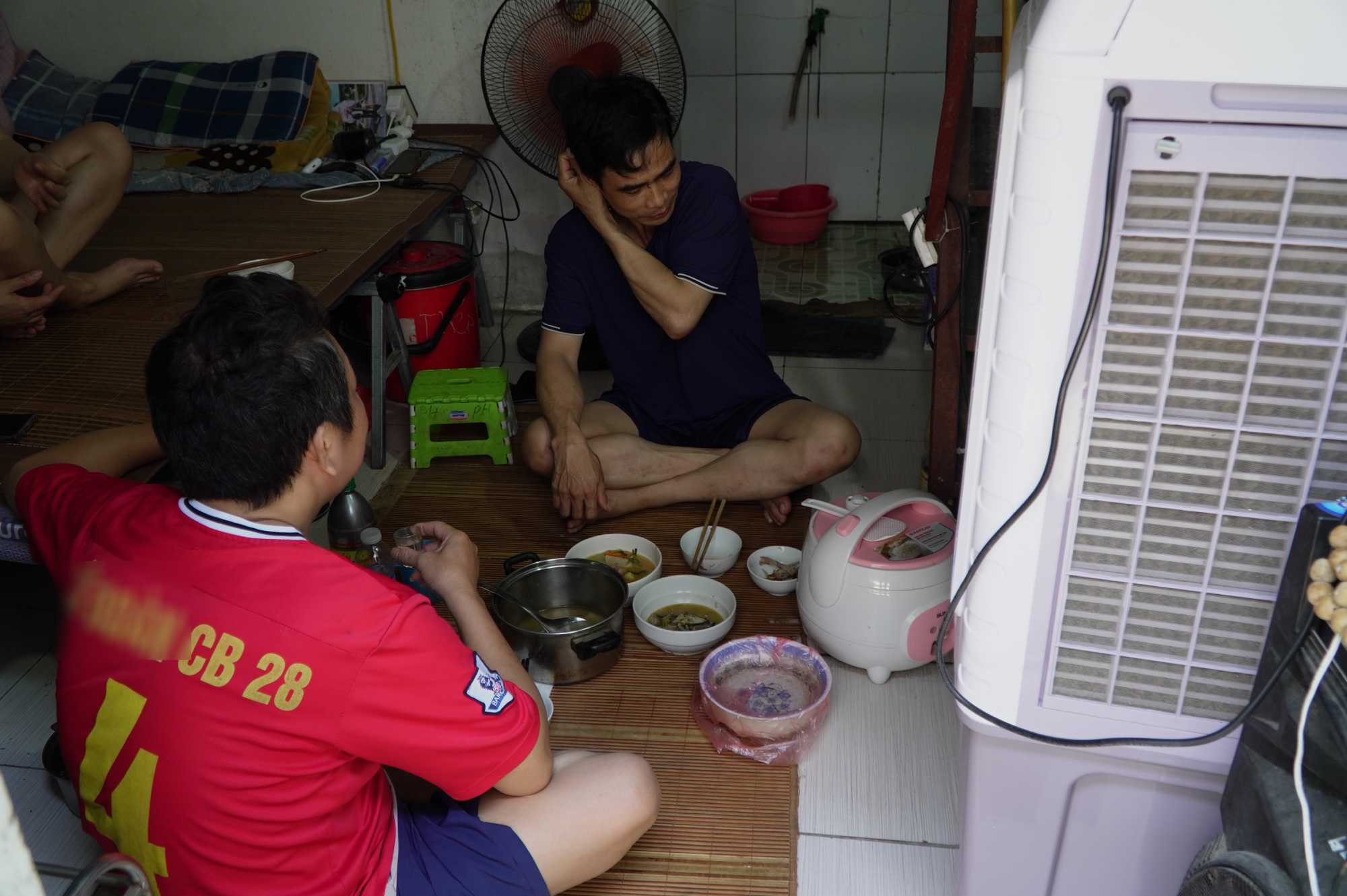 After work, many workers around Bac Thang Long Industrial Park return to cramped, degraded rented rooms, leaking in the rainy season and hot in the summer. Photo: Dong Giang