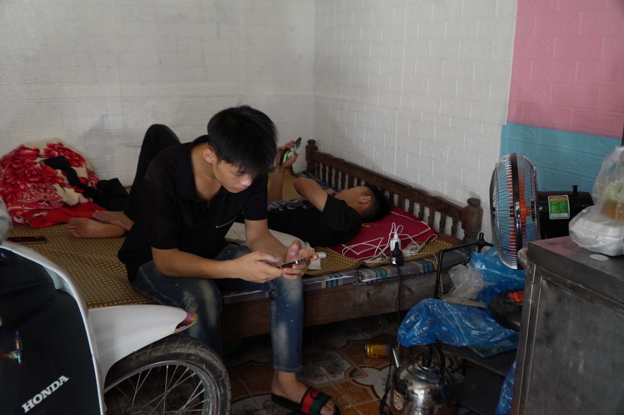 Nhiều công nhân tại dãy phòng trọ ở khu 2/7, xã Vĩnh Thanh, TP Hà Nội không ngủ trưa được vì nắng nóng. Ảnh: Đông Giang