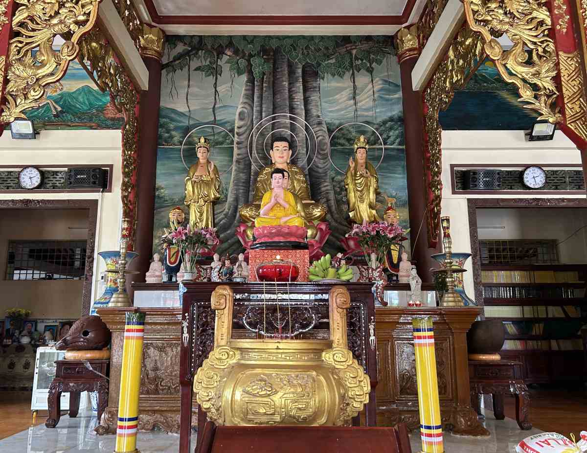 Đại Hùng Bửu Điện với bàn thờ Tam Thánh Tây Phương. Ảnh: Hương Nha