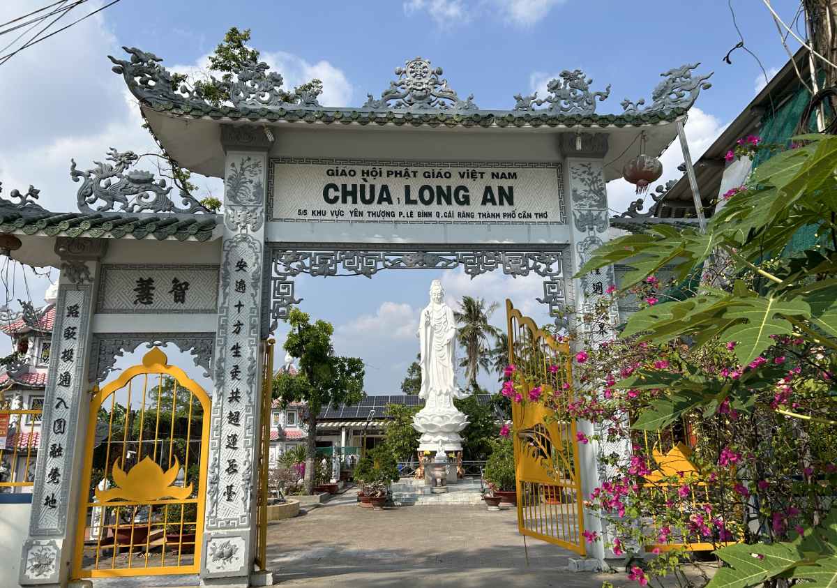 In the pagoda courtyard is a statue of Bodhisattva Avalokiteśvara about 5m high. Photo: Huong Nha