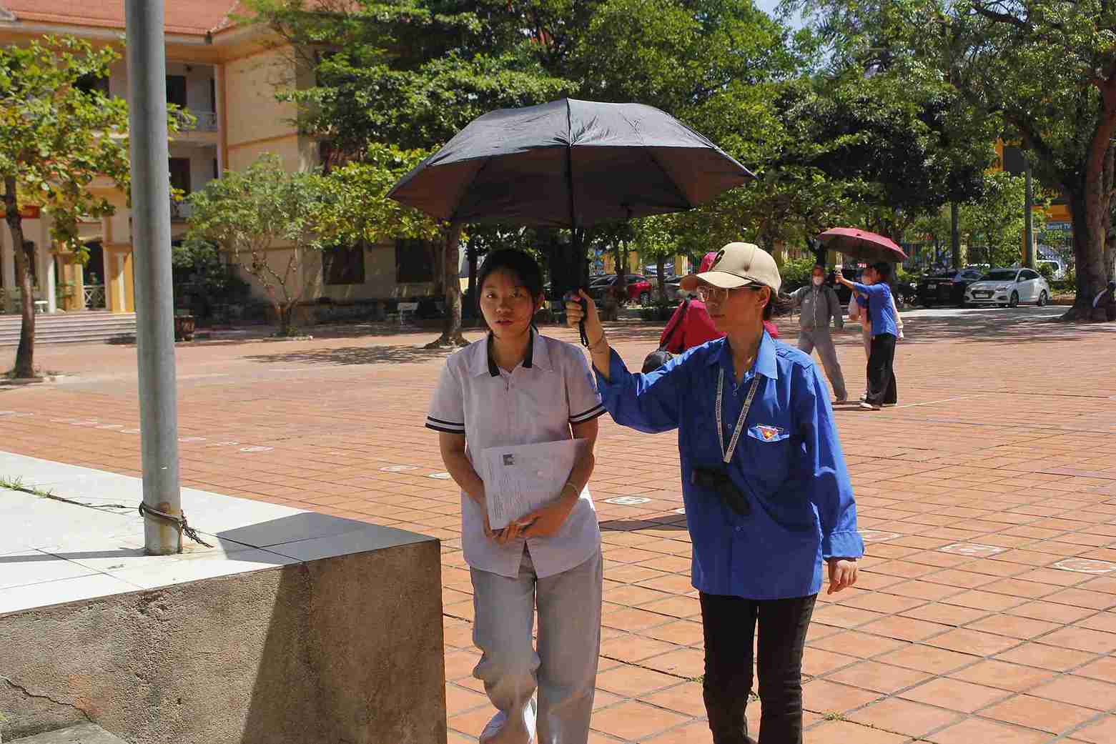 Lực lượng thanh niên tình nguyện hỗ trợ thí sinh và phụ huynh tại điểm thi.