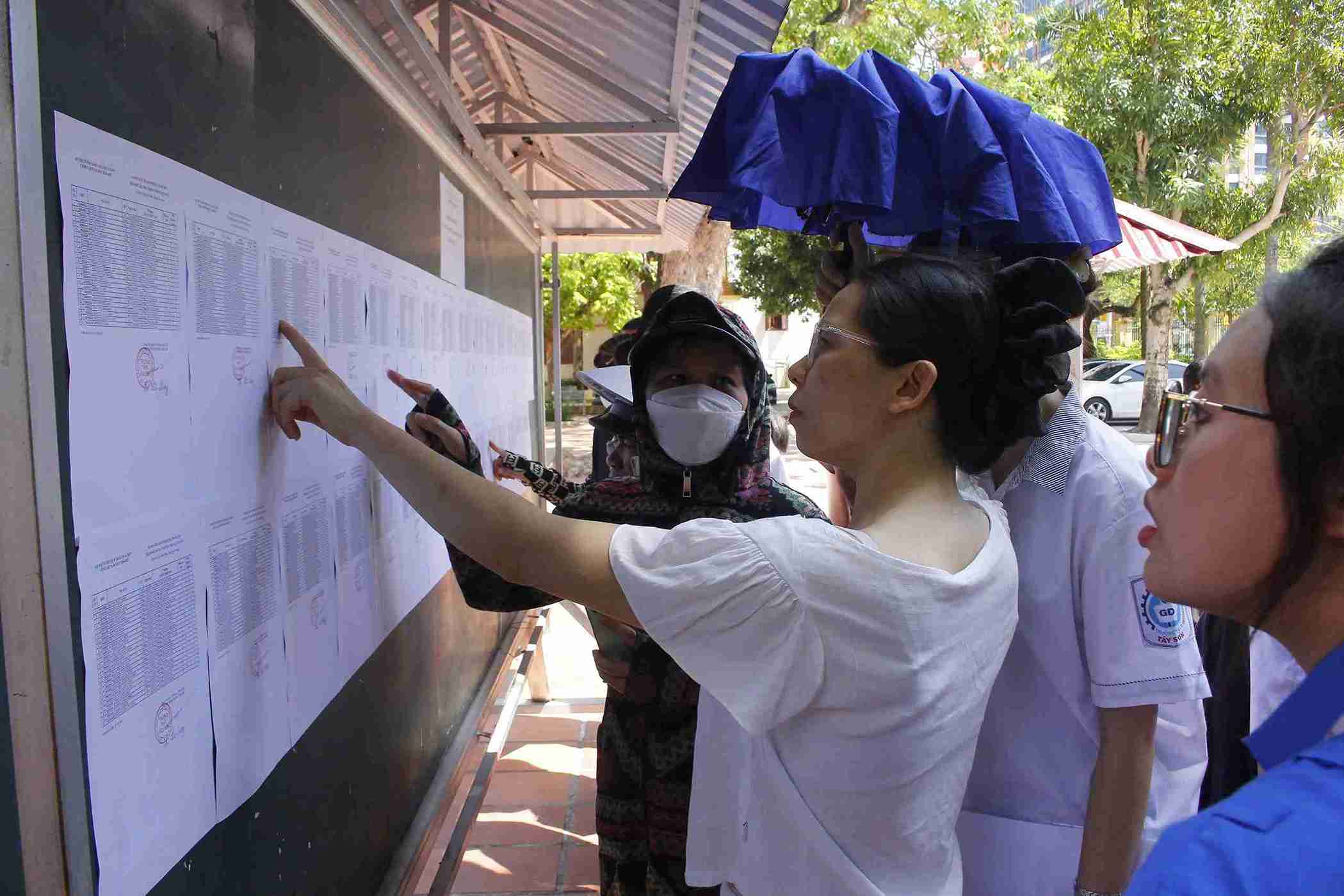 Phụ huynh đồng hành, động viên con trước kỳ thi quan trọng.