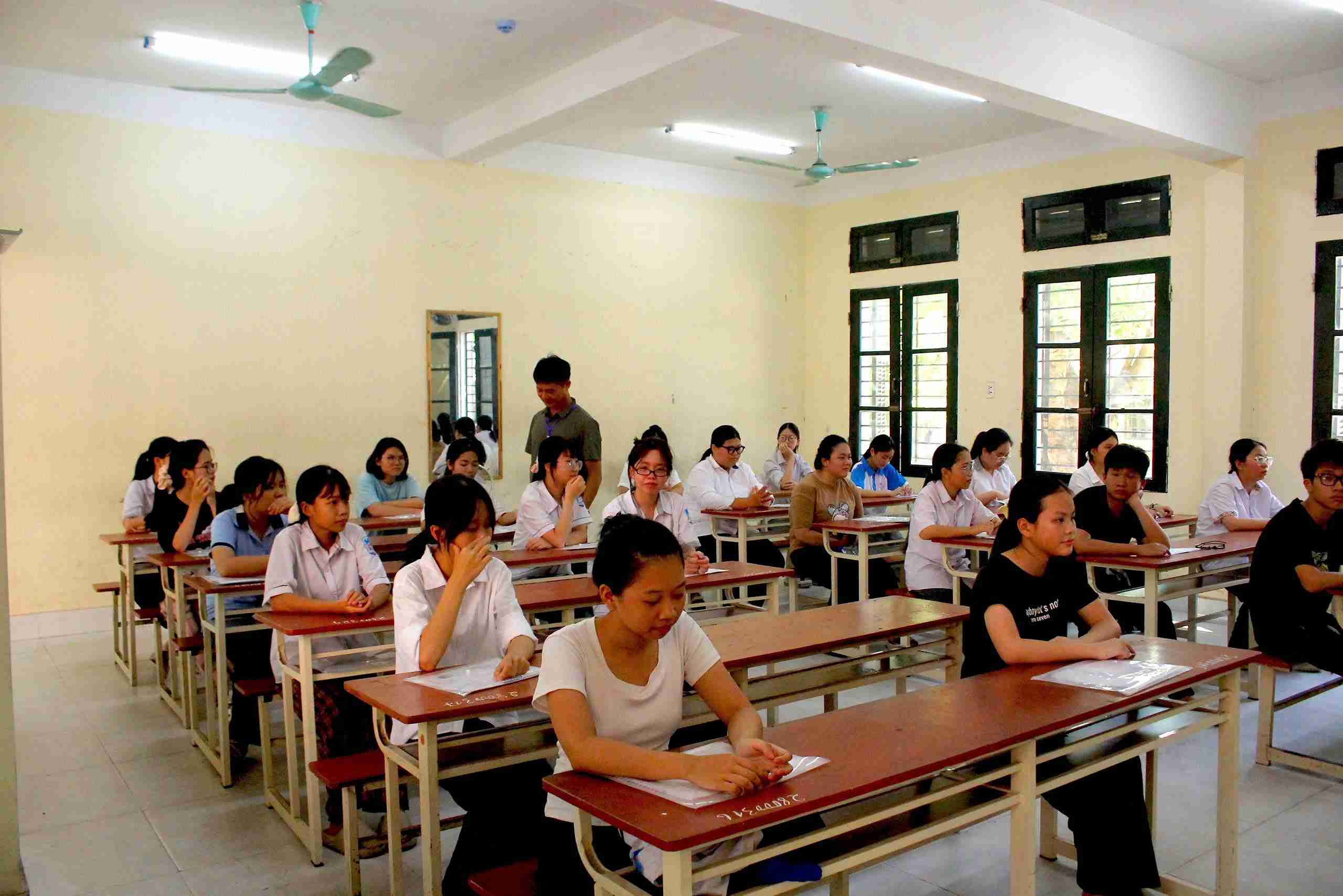 Các thí sinh nghe phổ biến quy chế, lịch thi trước ngày thi chính thức.