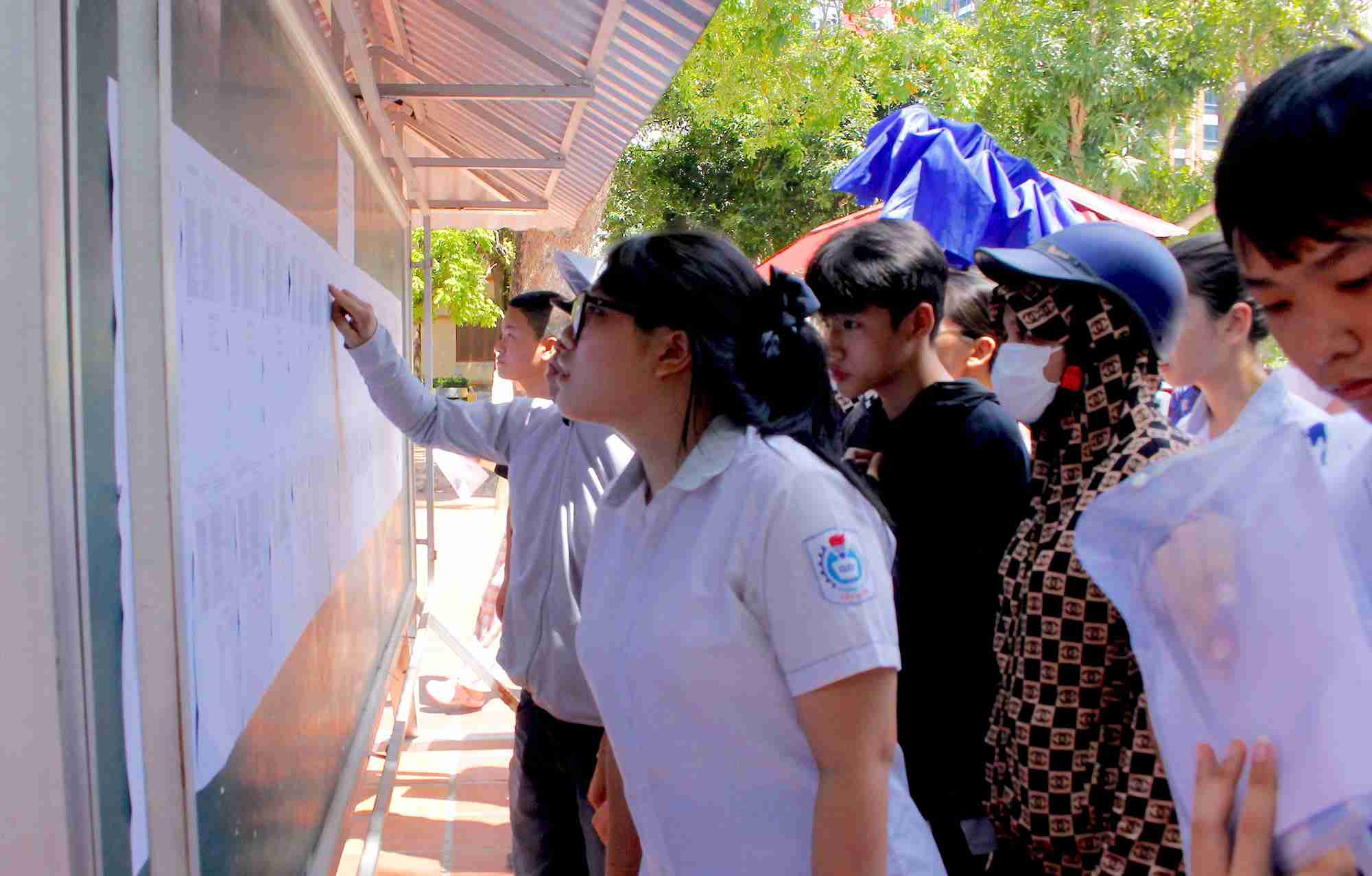 Many students were present early to check information and find exam rooms. Photo: Hai Minh