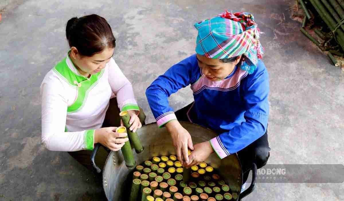 Giay people in Lao Cai make five-color bamboo rice. Photo: An Nhien