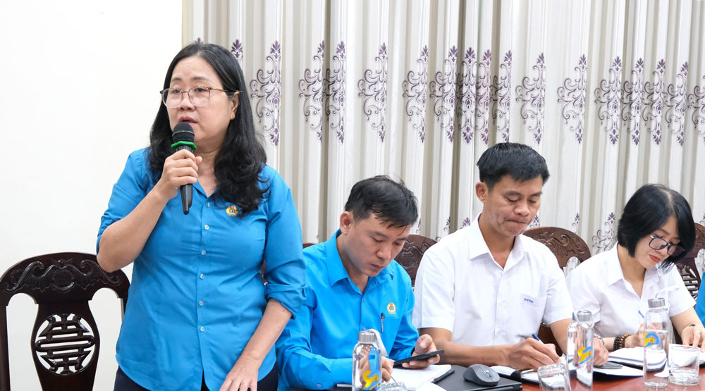 Bà Lê Thị Hải Châu – Chủ tịch Công đoàn Công ty Cổ phần Dệt may 29/3 (bên trái). Ảnh: Tường Minh