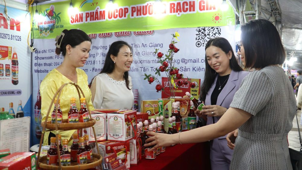 Gần 400 gian hàng cho du khách thoải mái tham quan, lựa chọn mua sắm. Ảnh: Nam Phương