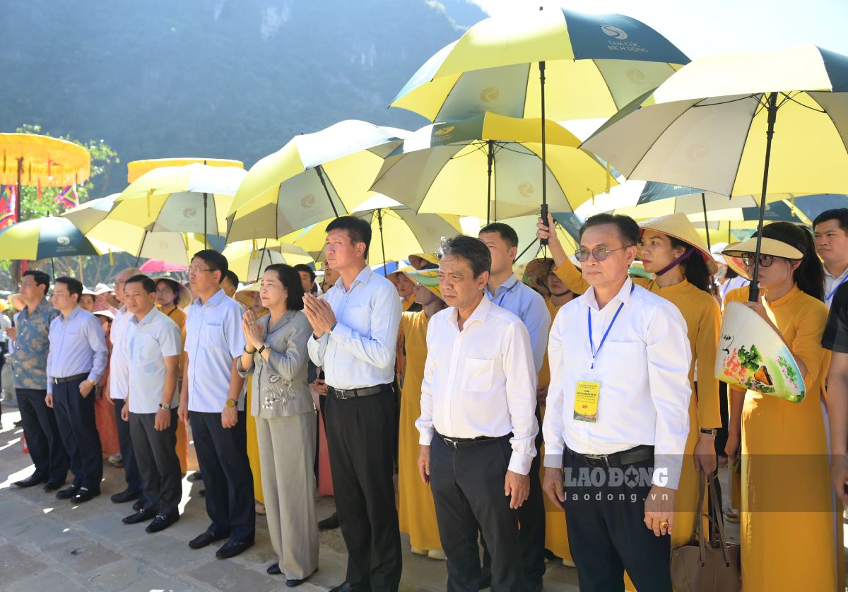 Các đại biểu thực hiện nghi lễ tế Thần Nông Tam Cốc. Ảnh: Hà Vi