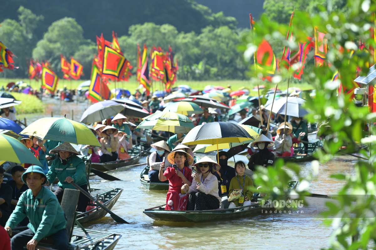 Hàng nghìn người dân và du khách thập phương đổ về