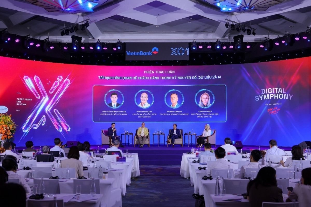 Panel discussion session "Reshaping customer relationships in the digital age, data and AI". Photo: Provided by VietinBank