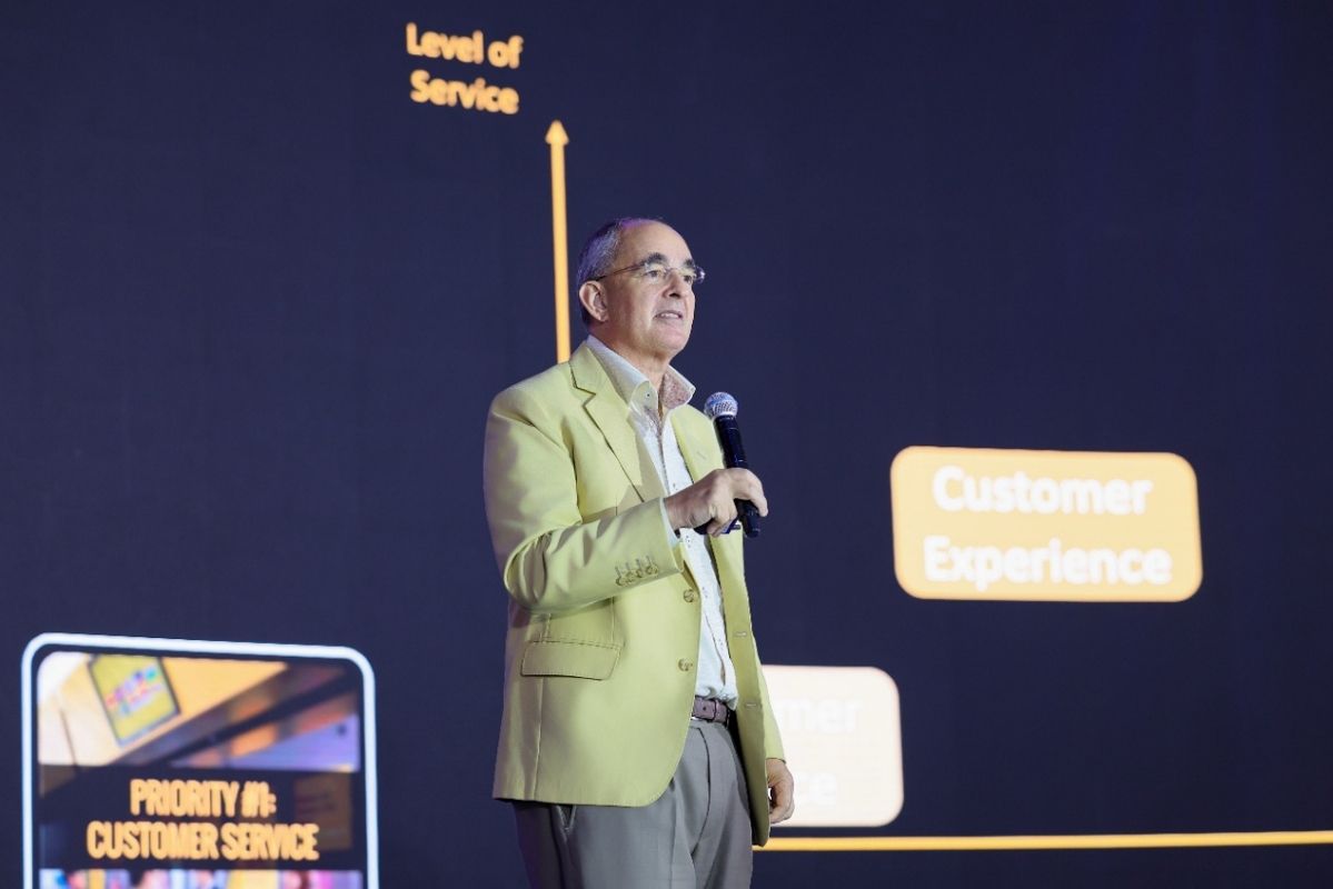Chuyên gia Robin Speculand trình bày keynote về chủ đề: “Customer Obsession - Lấy khách hàng làm trung tâm như lợi thế cạnh tranh”.