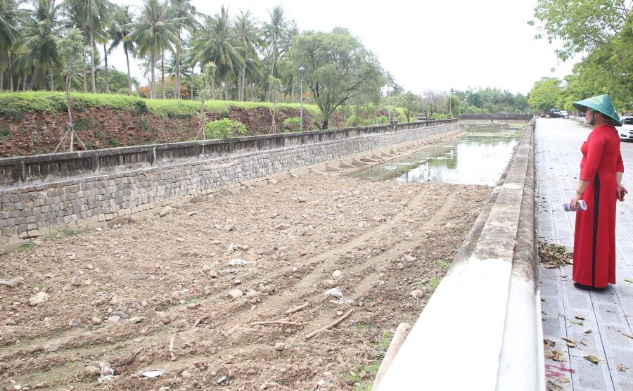 Lòng hồ Thành cổ Quảng Trị vẫn còn ngổn ngang, chưa được xử lý làm sạch sau khi dự án kè bờ hồ hoàn thành. Ảnh: Hưng Thơ