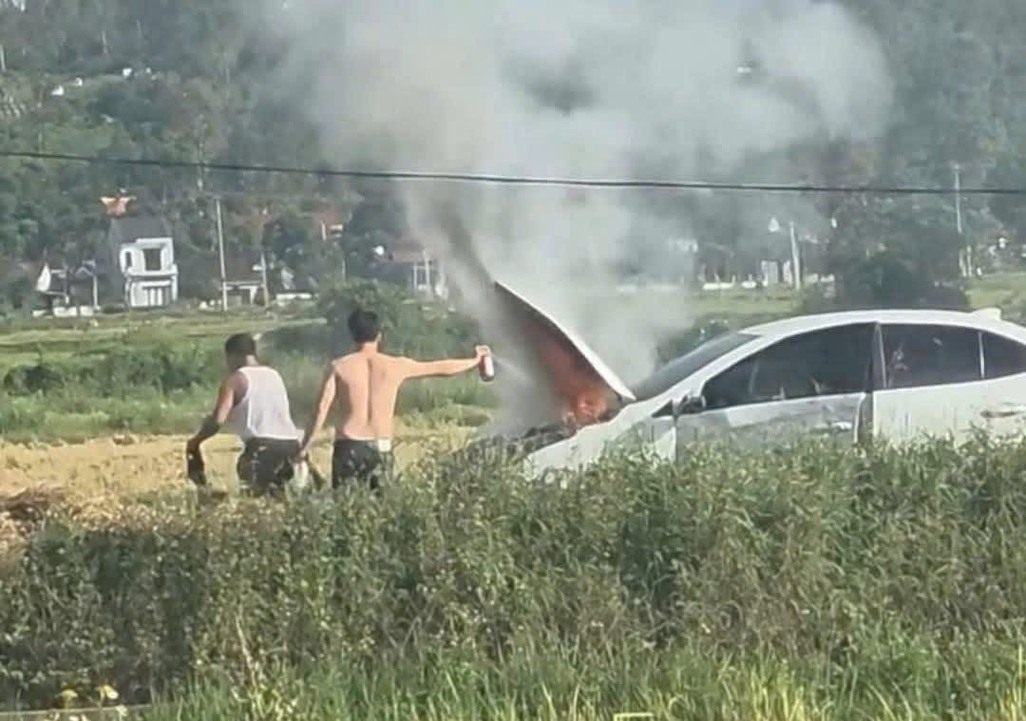 The car was burned in the front after passing through an area where people were drying straw in Nghe An. Photo: Ngoc Anh