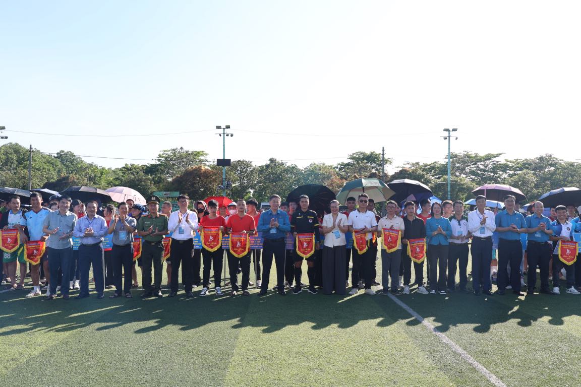 Leaders of the Bac Ninh Provincial Labor Federation present souvenir flags to participating teams. Photo: Quyet Chien