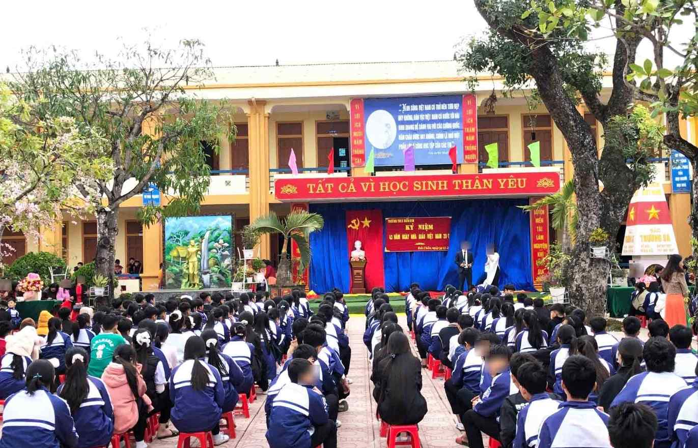 The principal of Dien Kim Secondary School was complained about forcing students and parents to leave the classroom and not allow year-end parties. Photo: Ngoc Anh