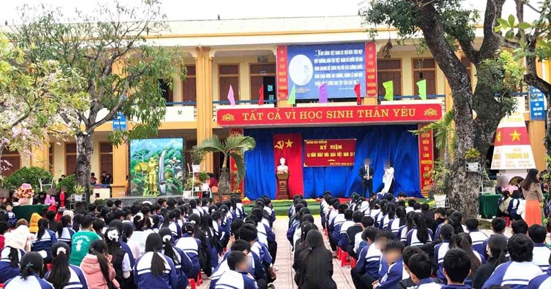 Hiệu trưởng ở Nghệ An bị tố có hành vi không phù hợp