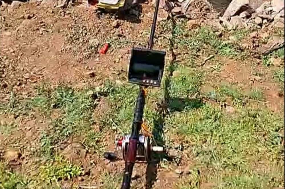 Loại camera gắn trên cần câu cá soi được vị trí nạn nhân dưới nước. Ảnh: Người dân cung cấp