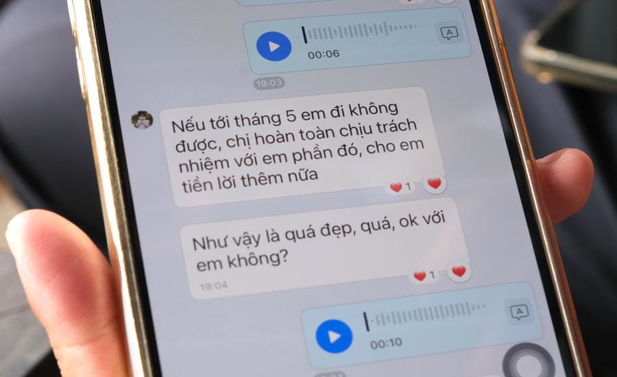 Những tin nhắn mà đối tượng cam kết nếu không đưa được người lao động đi làm việc ở nước ngoài thì sẽ “hoàn toàn chịu trách nhiệm“. Ảnh: Nhóm PV