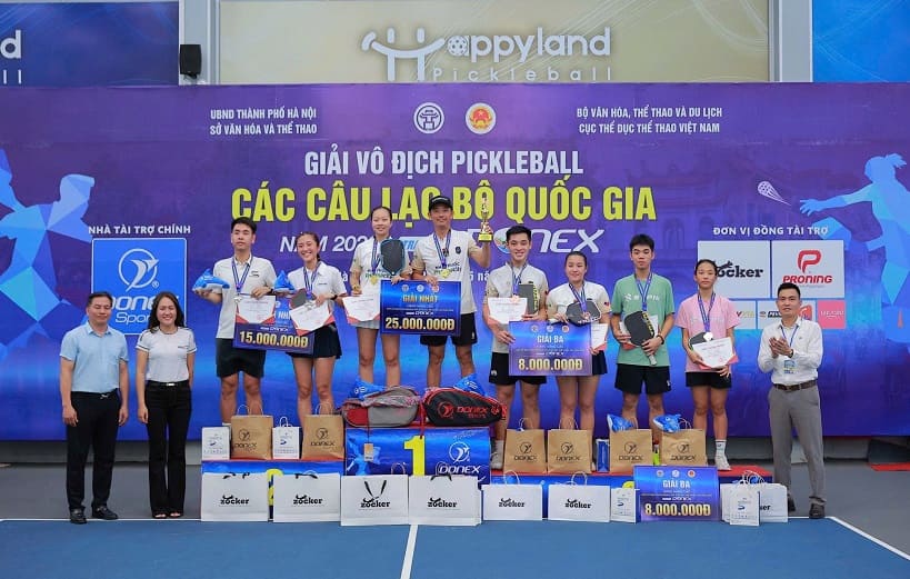 Pickleball players receive medal achievements in the advanced event of the tournament. Photo: Organizing Committee