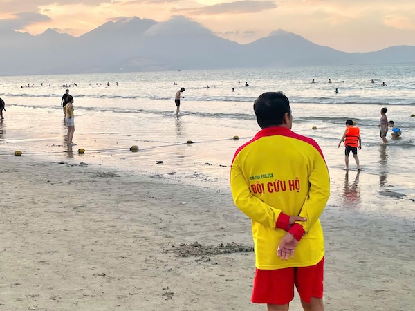 Da Nang rescue forces are constantly on duty, observing along the coast to promptly respond to incidents. Photo: Nhu Y