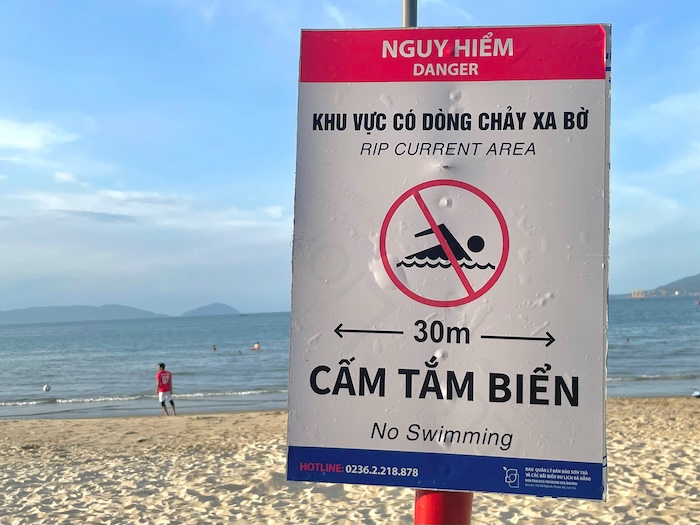Biển cảnh báo khu vực có dòng chảy xa bờ. Ảnh: Như Ý
