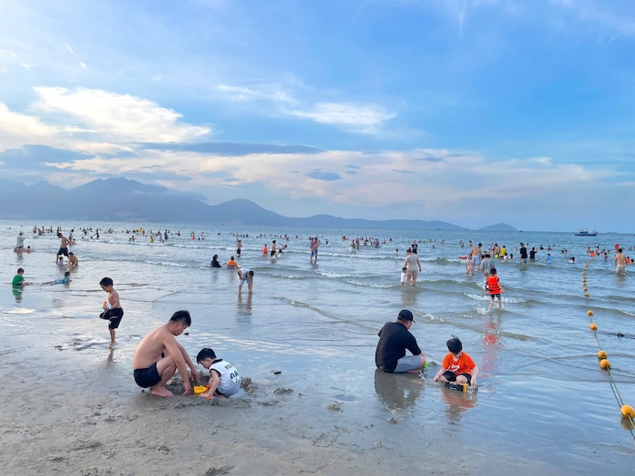 Nhiều gia đình đưa trẻ em đến các bãi tắm trong dịp hè. Ảnh: Như Ý