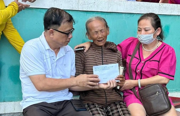 Đại diện Bệnh viện Đa khoa khu vực Quảng Nam trao số tiền hỗ trợ, chia buồn với gia đình nạn nhân. Ảnh: Trường An