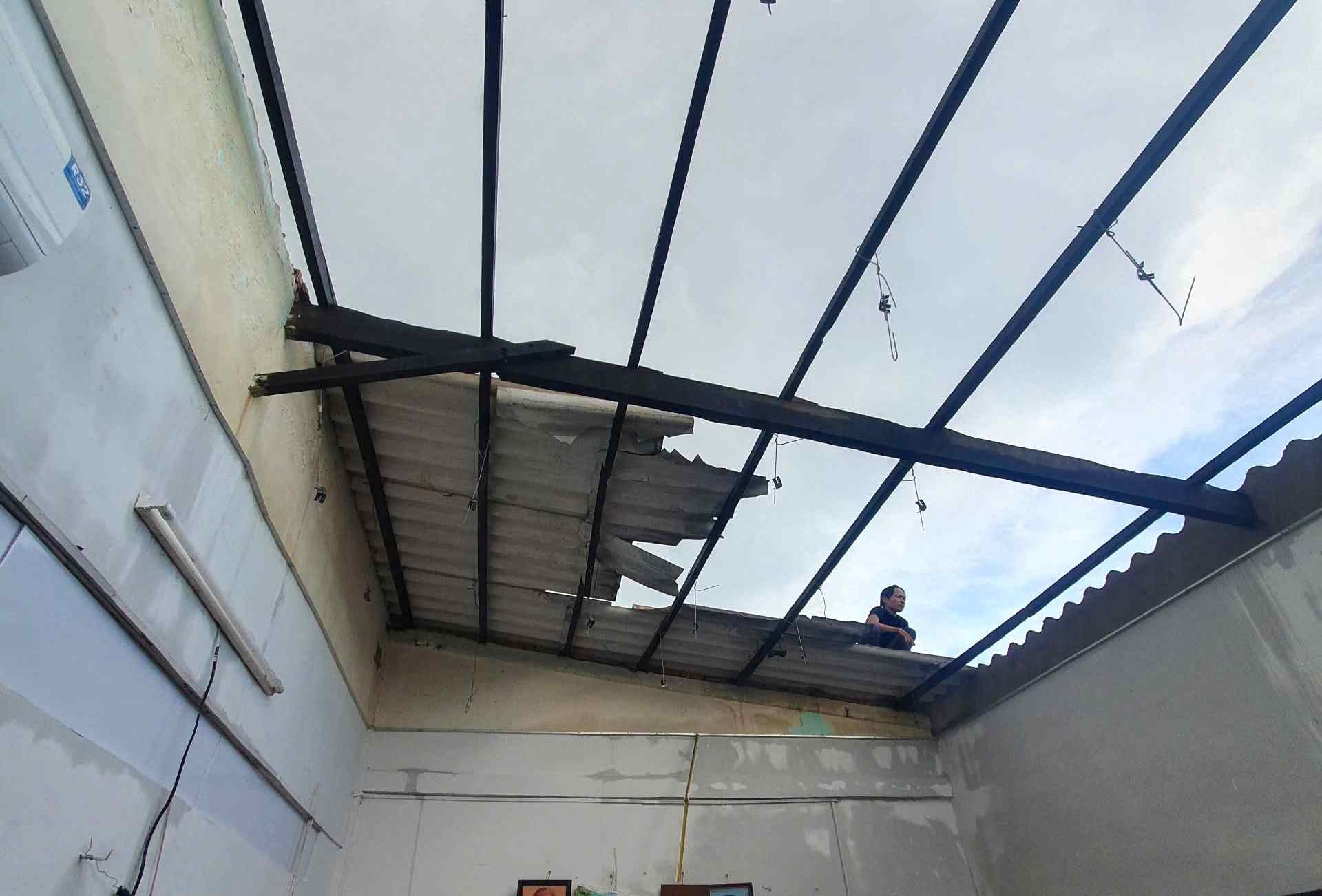 Lốc xoáy khiến nhiều căn nhà tại xã Phong Thạnh, tỉnh Cà Mau tốc mái. Ảnh: Ban CHQS xã Phong Thạnh cung cấp.