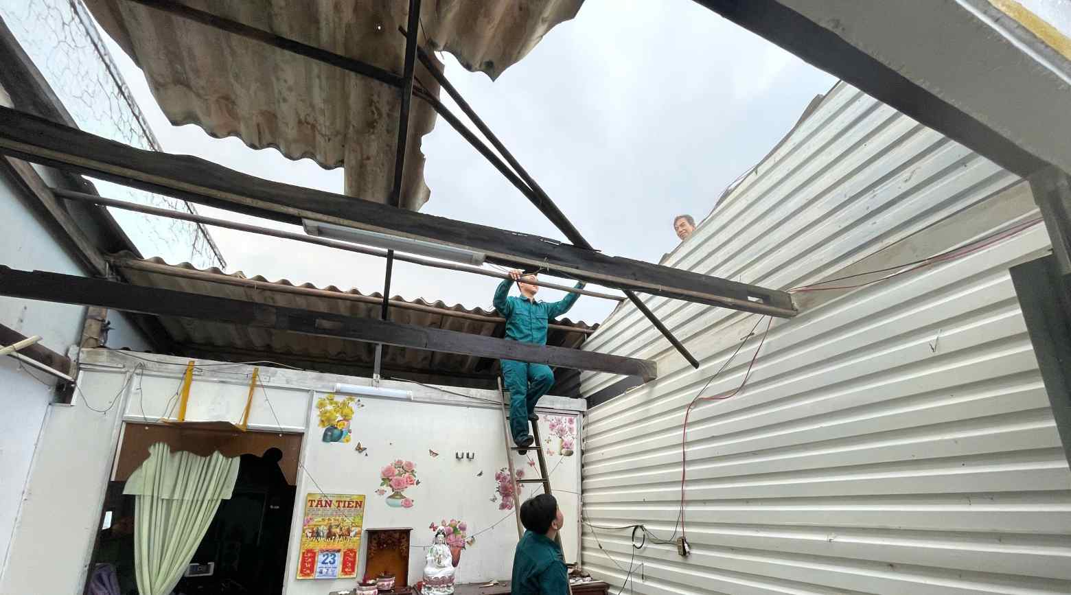 Forces of Phong Thanh Commune Military Command, Ca Mau help people overcome the consequences caused by tornadoes. Photo: Provided by Phong Thanh Commune Military Command