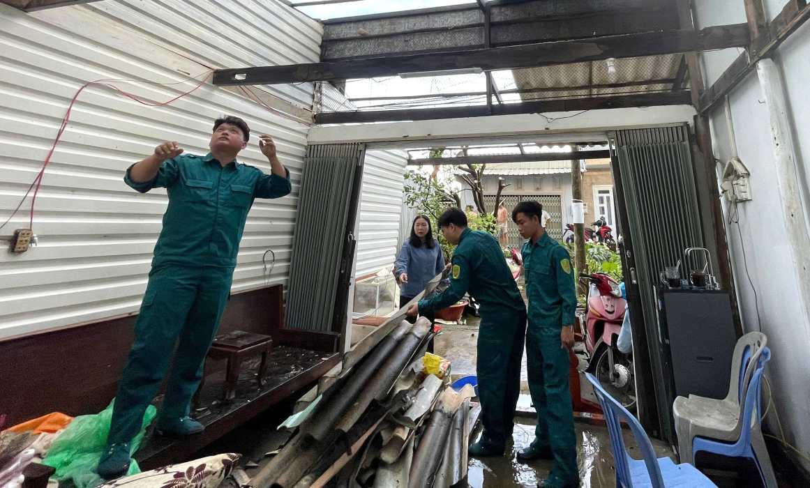 Lực lượng Ban CHQS xã Phong Thạnh, Cà Mau giúp dân khắc phục hậu quả lốc xoáy. Ảnh: Ban CHQS xã Phong Thạnh cung cấp.