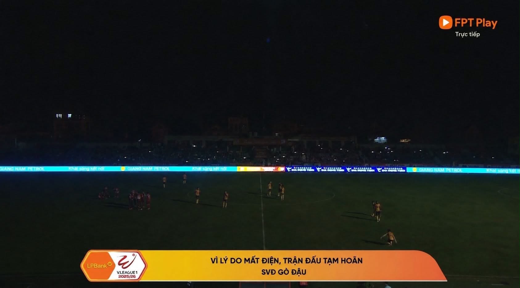 The match between Becamex Ho Chi Minh City and Song Lam Nghe An was interrupted due to a power outage. Photo: FPT Play