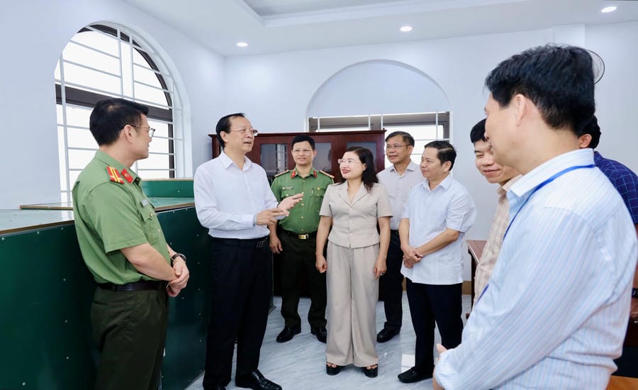 Deputy Minister Pham Ngoc Thuong of the Ministry of Education and Training inspects the exam question printing location in Ha Tinh. Photo: Nguyen Manh