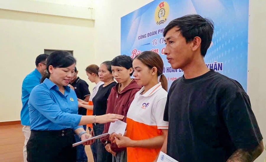Ms. Nguyen Thi Anh Xuan - Chairwoman of Pleiku Ward Trade Union (Gia Lai) - presents gifts to workers in difficult circumstances on the occasion of Workers' Month 2026. Photo: Anh Xuan