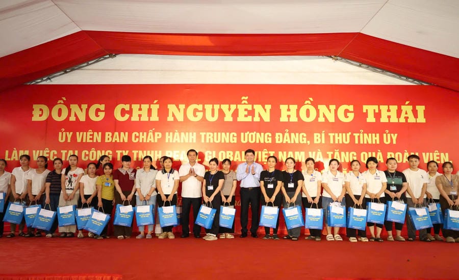 Mr. Nguyen Hong Thai - Member of the Party Central Committee, Secretary of Bac Ninh Provincial Party Committee (11th from right) and Mr. Le Xuan Loi - Member of the Standing Committee of the Provincial Party Committee, Vice Chairman of Bac Ninh Provincial People's Committee - present gifts to union members and employees at Pearl Global Vietnam Co., Ltd. Photo: Quyet Chien