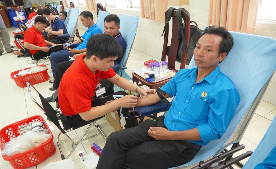 Mr. Do Van Hoan - union member of Co Do Agriculture Company - has participated in voluntary blood donation many times. Photo: Ta Quang
