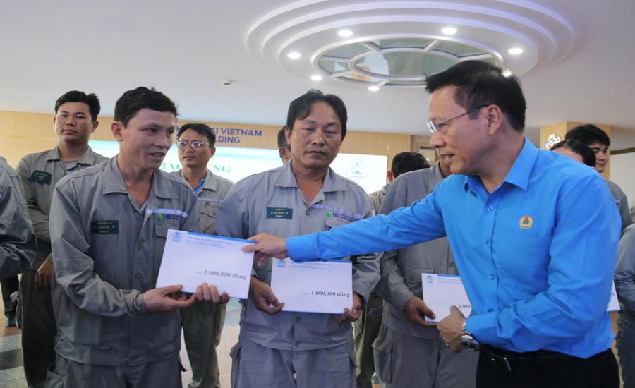 Mr. Phan Thanh Liem - Vice Chairman of the Provincial Vietnam Fatherland Front Committee, Chairman of the Khanh Hoa Provincial Labor Federation - presents gifts to support union members in difficult circumstances. Photo: Phuong Linh