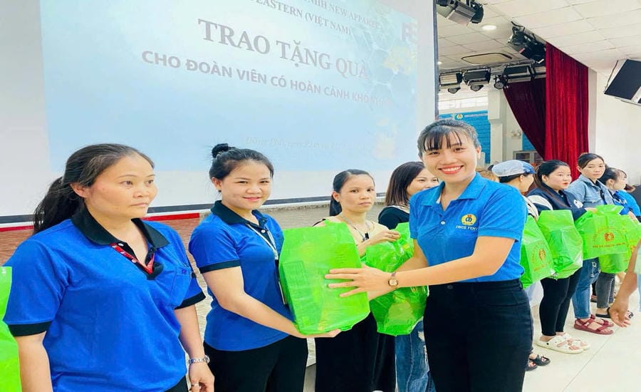 Ms. Nguyen Thi Mai Chi - Chairwoman of the grassroots Trade Union of New Apparel Far Eastern Vietnam Co., Ltd. - presents gifts to support workers. Photo: Dinh Trong