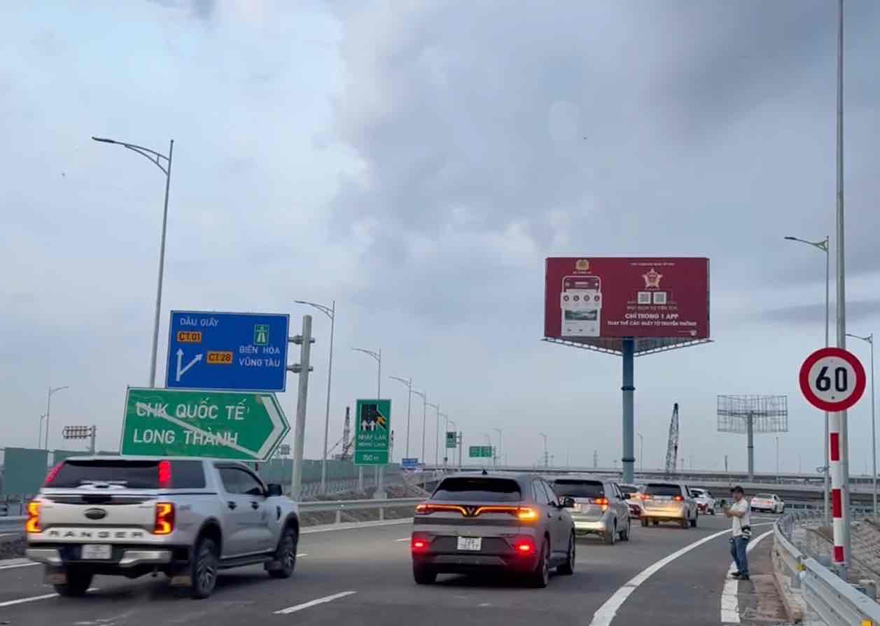 Xe nối đuôi nhau vào cao tốc Biên Hòa - Vũng Tàu từ hướng TPHCM. Ảnh: HAC