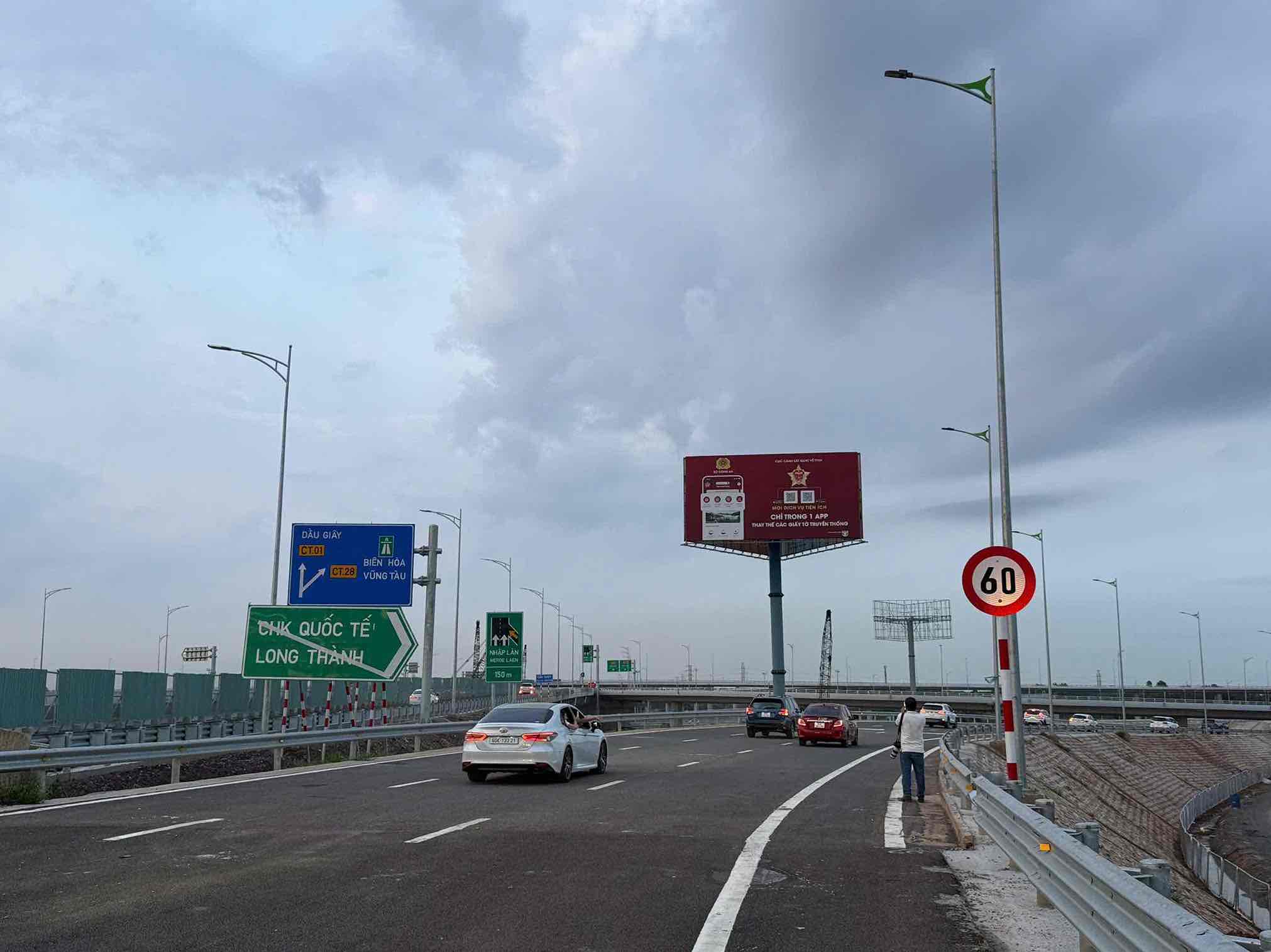 Opening the entrance to the Bien Hoa - Vung Tau expressway at Long Thanh intersection at 6 pm on the 24th. 5. Photo: HAC