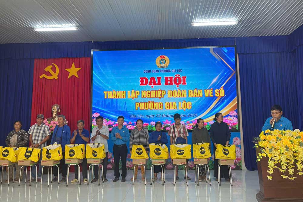 Gia Loc ward lottery ticket selling union launched, expanding care for workers in Tay Ninh. Photo: Phuong Dung