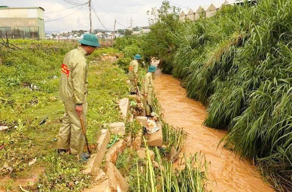 Dozens of people are focusing on searching for a baby girl swept away by floodwaters in Da Lat. Photo: Nguyen Quan