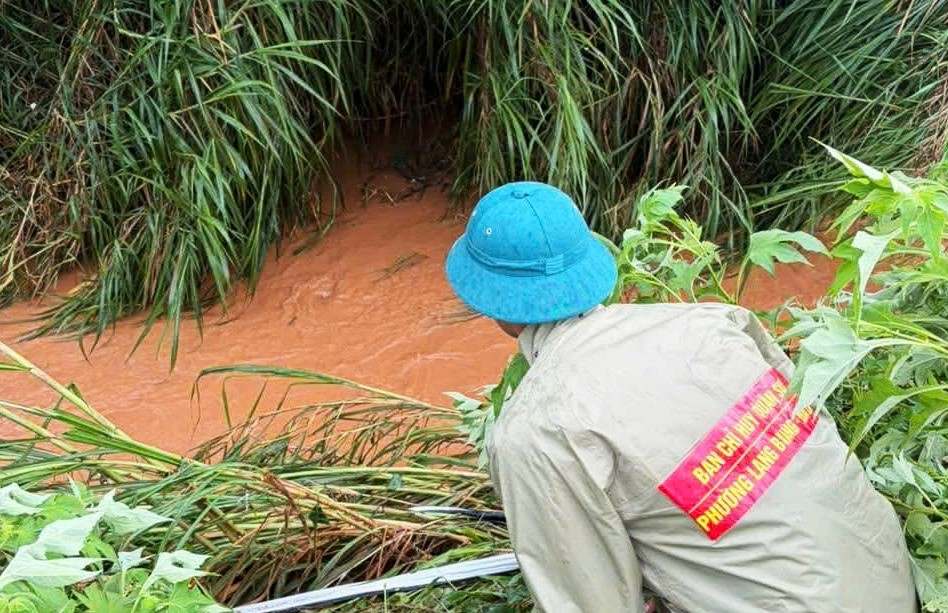 Khu vực suối chảy xiết khiến bé gái bị nước lũ cuốn trôi mất tích. Ảnh: Nguyễn Quân