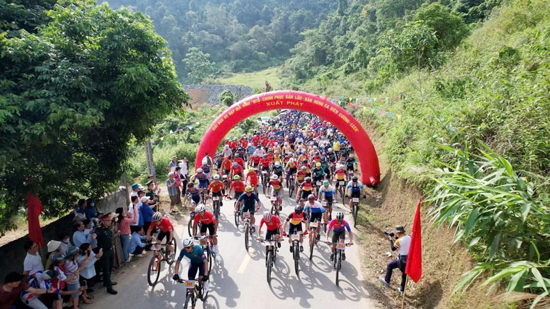 Bicycle race to promote tourism in Lao Cai border region. Photo: Bich Hop