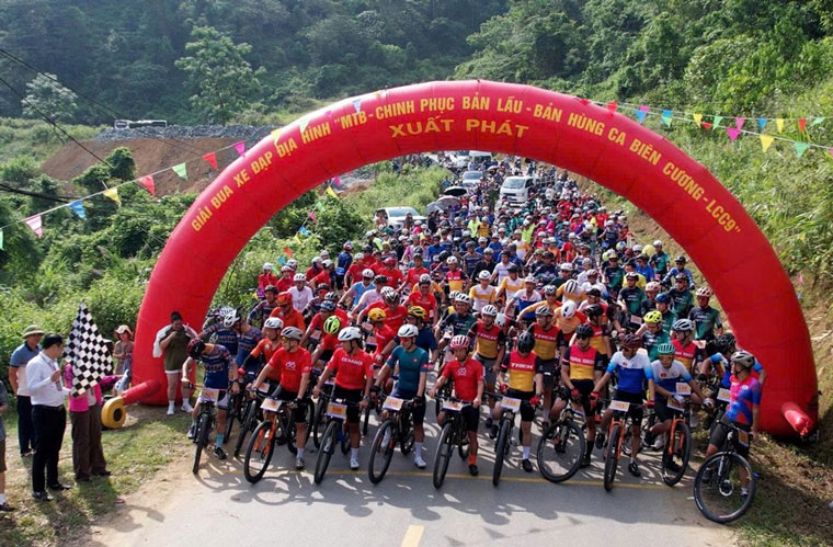 Giải có có sự tham gia của gần 200 VĐV đến từ Lào Cai và nhiều tỉnh, thành phố. Ảnh: Nguyễn Nam