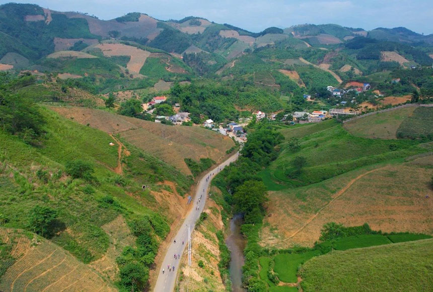 Cung đường mang đến cho các VĐV cơ hội trải nghiệm vẻ đẹp thiên nhiên hoang sơ của Bản Lầu.  